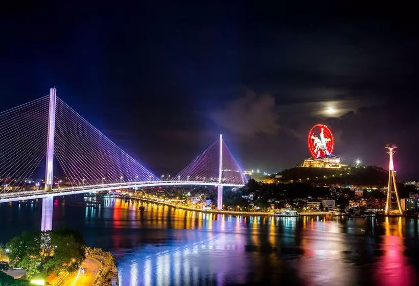Hotelli Wyndham Legend Halong