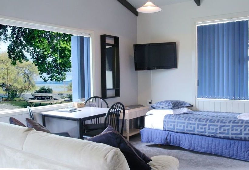 Jack & Di S Lakefront Motel