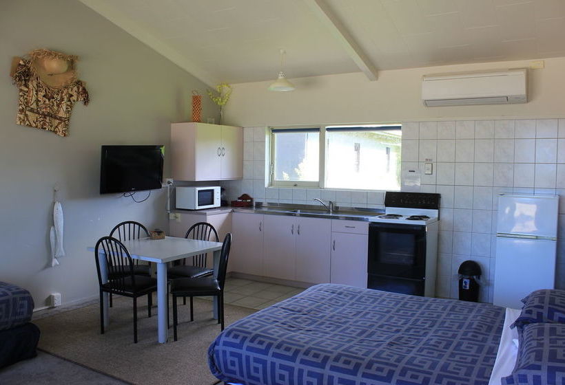 Jack & Di S Lakefront Motel