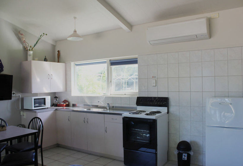 Jack & Di S Lakefront Motel