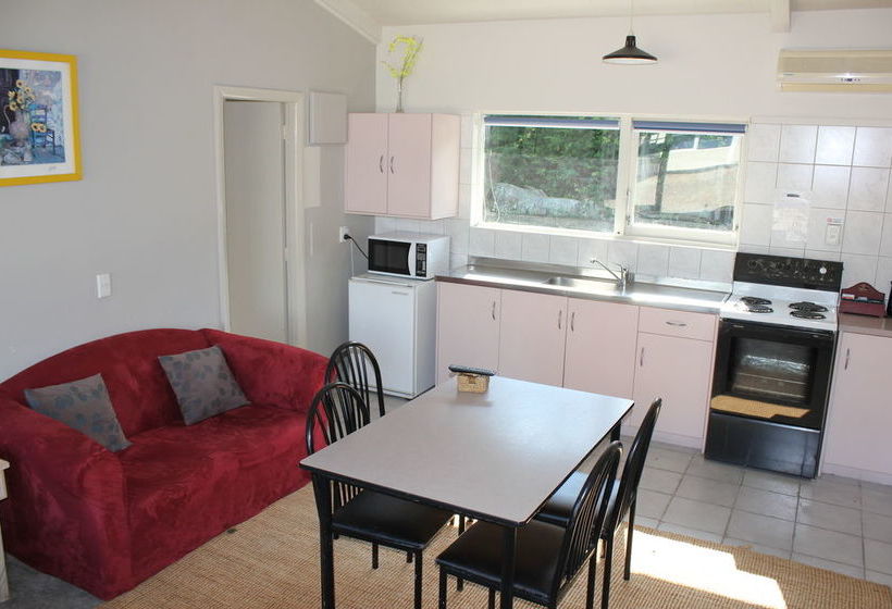 Jack & Di S Lakefront Motel