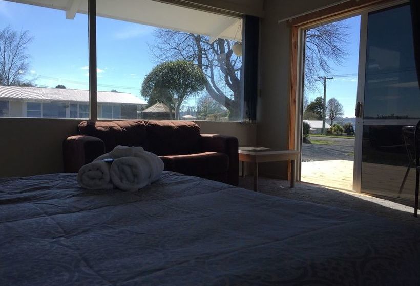 Jack & Di S Lakefront Motel