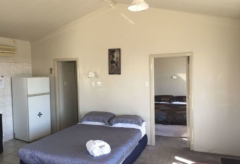 Jack & Di S Lakefront Motel