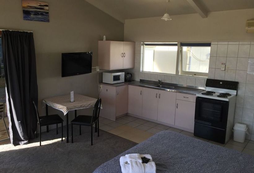 Jack & Di S Lakefront Motel