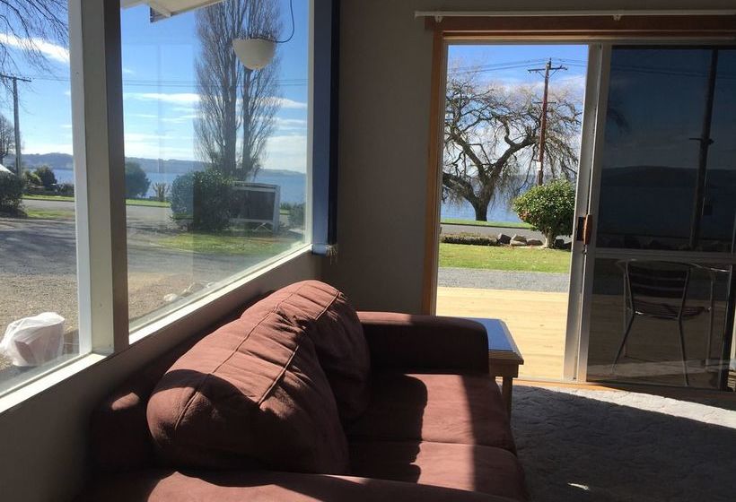 Jack & Di S Lakefront Motel