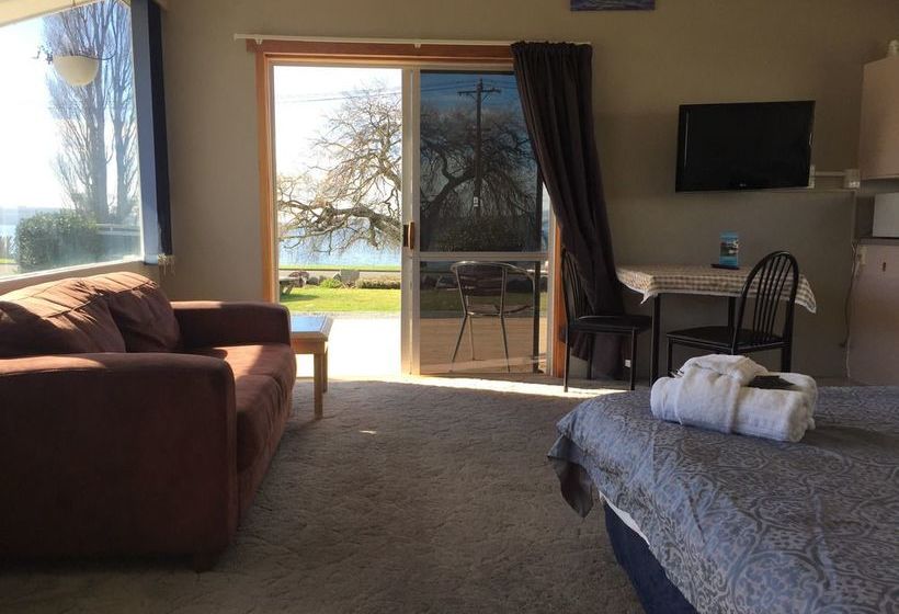 Jack & Di S Lakefront Motel