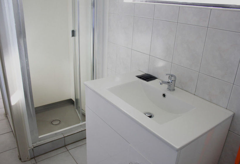 Jack & Di S Lakefront Motel