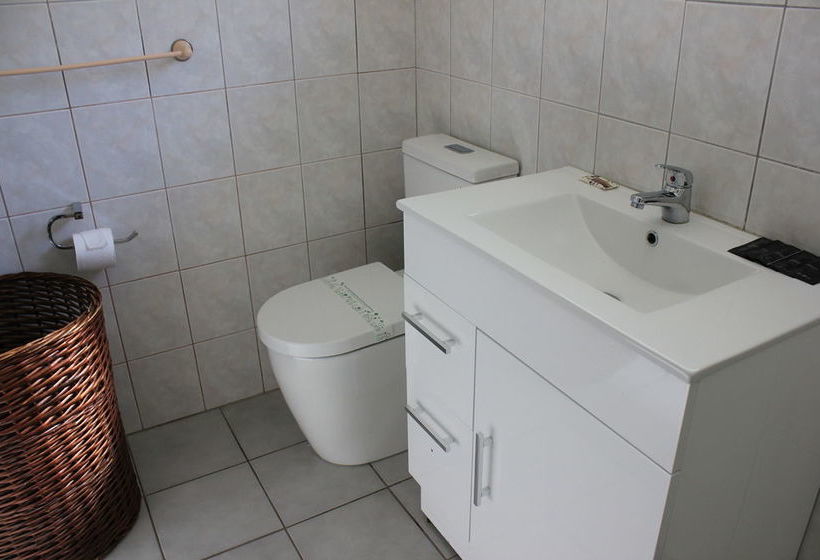 Jack & Di S Lakefront Motel