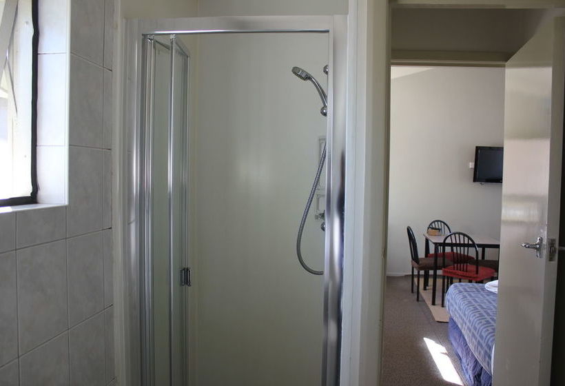 Jack & Di S Lakefront Motel