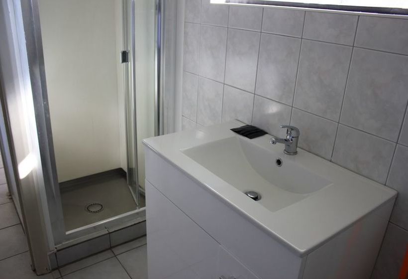 Jack & Di S Lakefront Motel