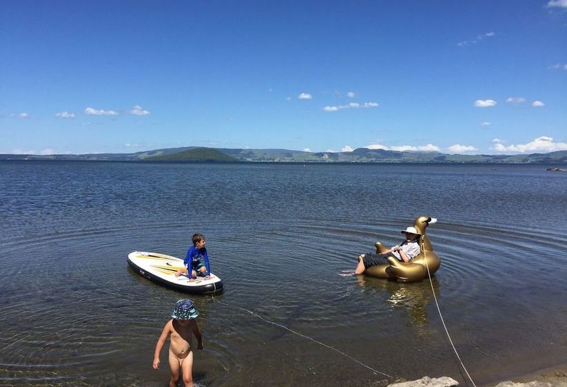 Jack & Di S Lakefront Motel