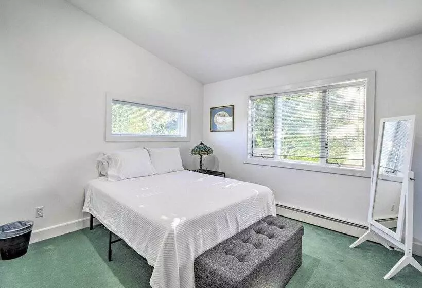 Algoma Lake Retreat W/ Bbq Grill, Yard & Fire Pit!