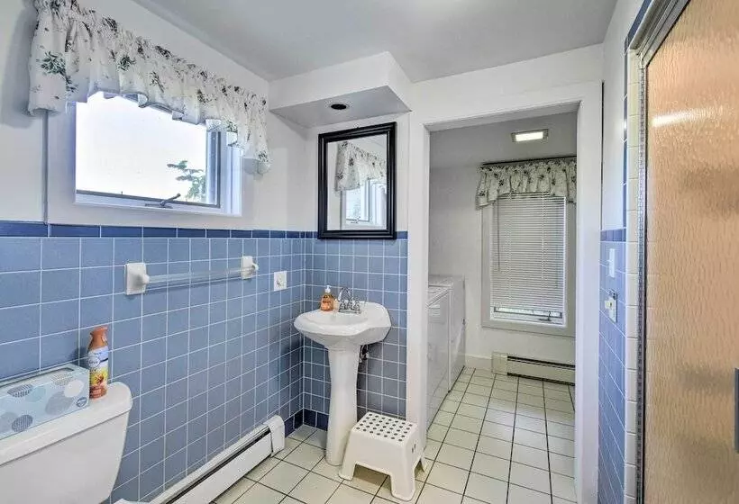 Algoma Lake Retreat W/ Bbq Grill, Yard & Fire Pit!