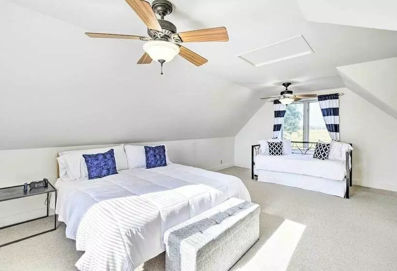 Algoma Lake Retreat W/ Bbq Grill, Yard & Fire Pit!