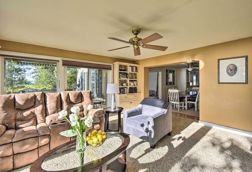 Algoma Lake Retreat W/ Bbq Grill, Yard & Fire Pit!