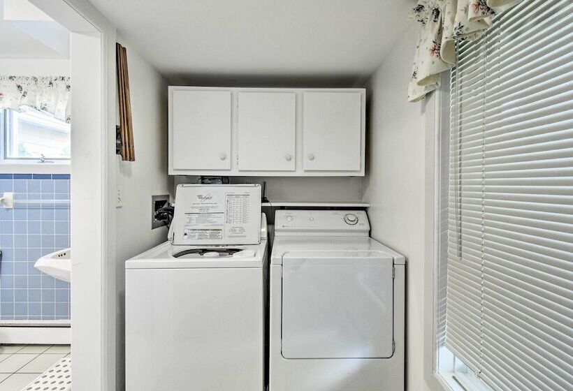 Algoma Lake Retreat W/ Bbq Grill, Yard & Fire Pit!