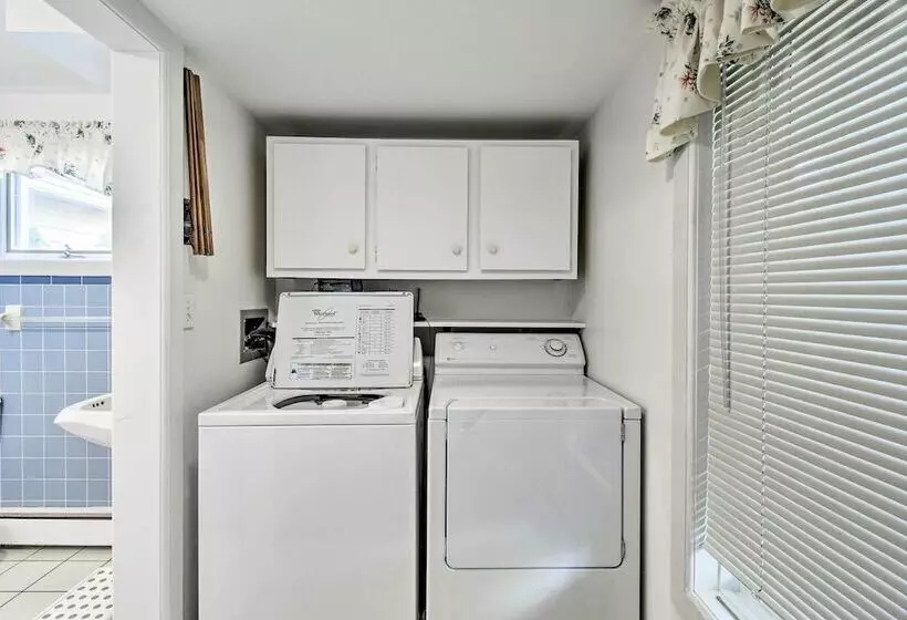 Algoma Lake Retreat W/ Bbq Grill, Yard & Fire Pit!