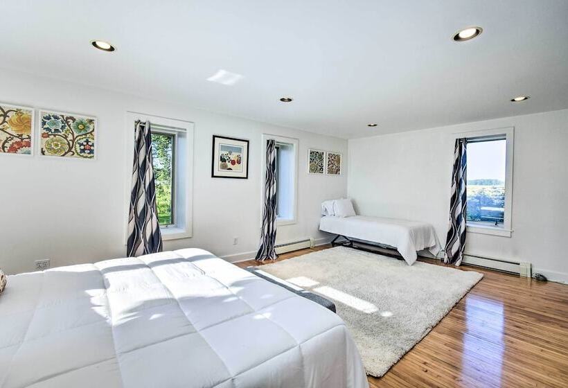 Algoma Lake Retreat W/ Bbq Grill, Yard & Fire Pit!