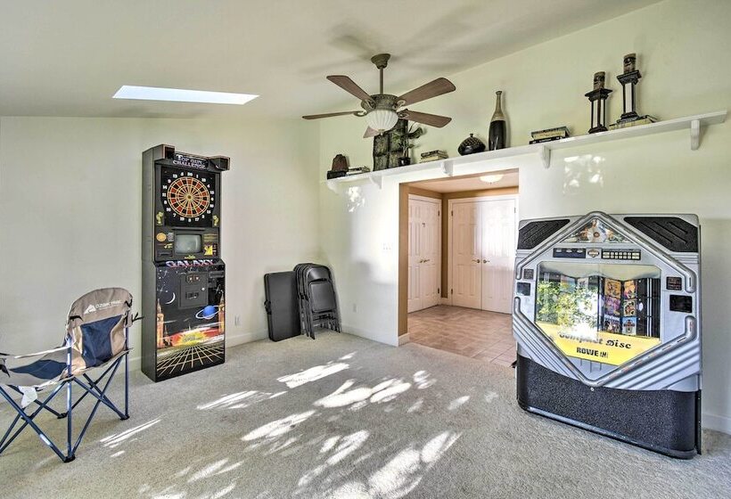 Algoma Lake Retreat W/ Bbq Grill, Yard & Fire Pit!