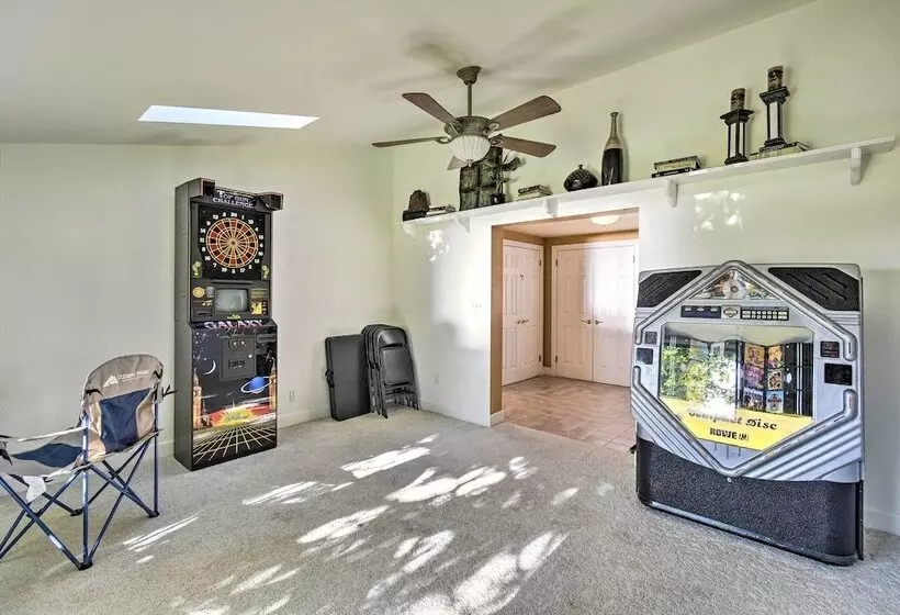 Algoma Lake Retreat W/ Bbq Grill, Yard & Fire Pit!