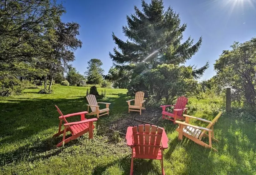 Algoma Lake Retreat W/ Bbq Grill, Yard & Fire Pit!