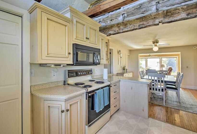 Algoma Lake Retreat W/ Bbq Grill, Yard & Fire Pit!