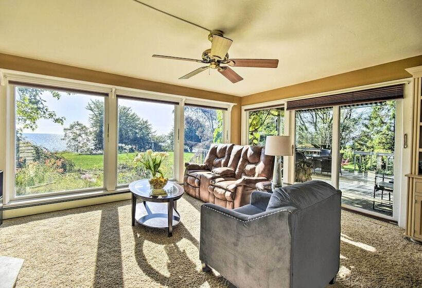 Algoma Lake Retreat W/ Bbq Grill, Yard & Fire Pit!