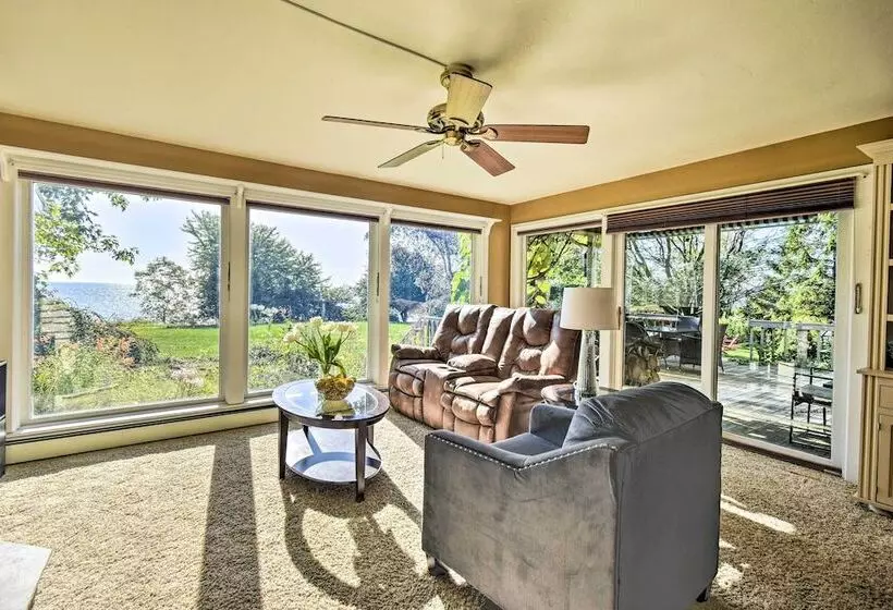 Algoma Lake Retreat W/ Bbq Grill, Yard & Fire Pit!