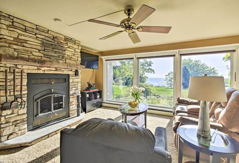 Algoma Lake Retreat W/ Bbq Grill, Yard & Fire Pit!