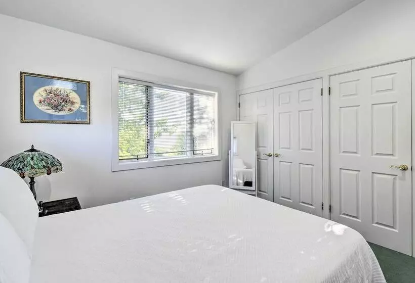 Algoma Lake Retreat W/ Bbq Grill, Yard & Fire Pit!