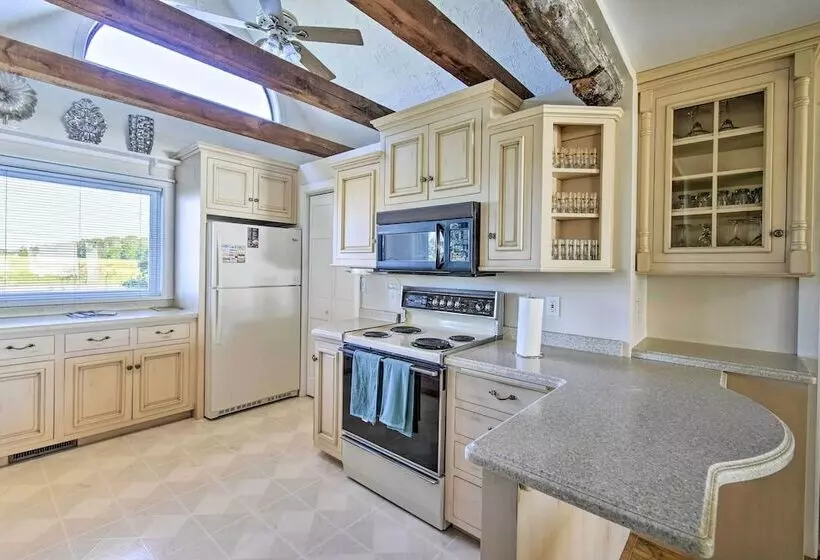 Algoma Lake Retreat W/ Bbq Grill, Yard & Fire Pit!