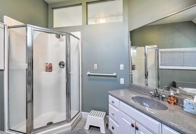 Algoma Lake Retreat W/ Bbq Grill, Yard & Fire Pit!