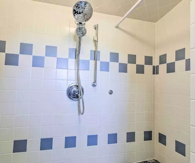 Algoma Lake Retreat W/ Bbq Grill, Yard & Fire Pit!