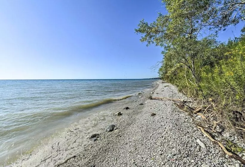 Algoma Lake Retreat W/ Bbq Grill, Yard & Fire Pit!