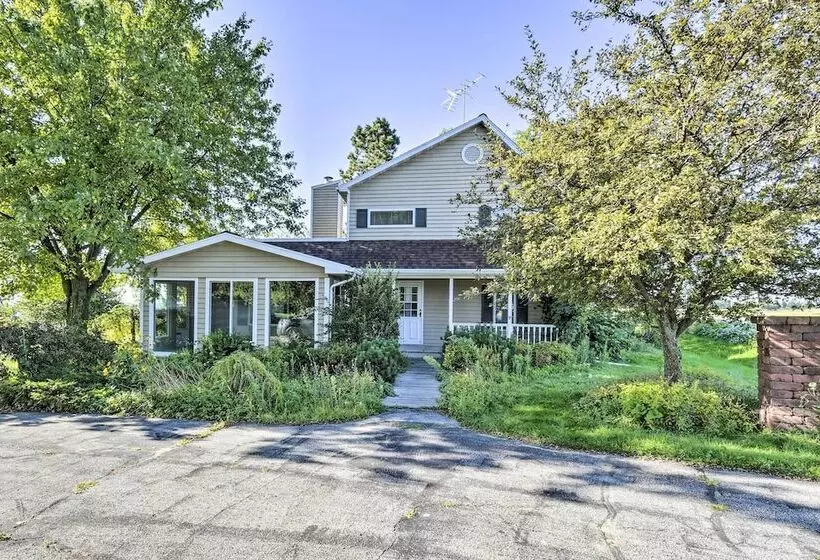 Algoma Lake Retreat W/ Bbq Grill, Yard & Fire Pit!