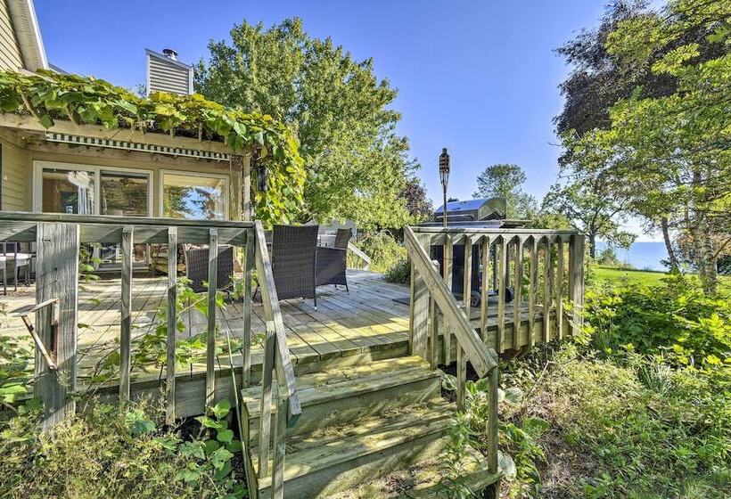 Algoma Lake Retreat W/ Bbq Grill, Yard & Fire Pit!