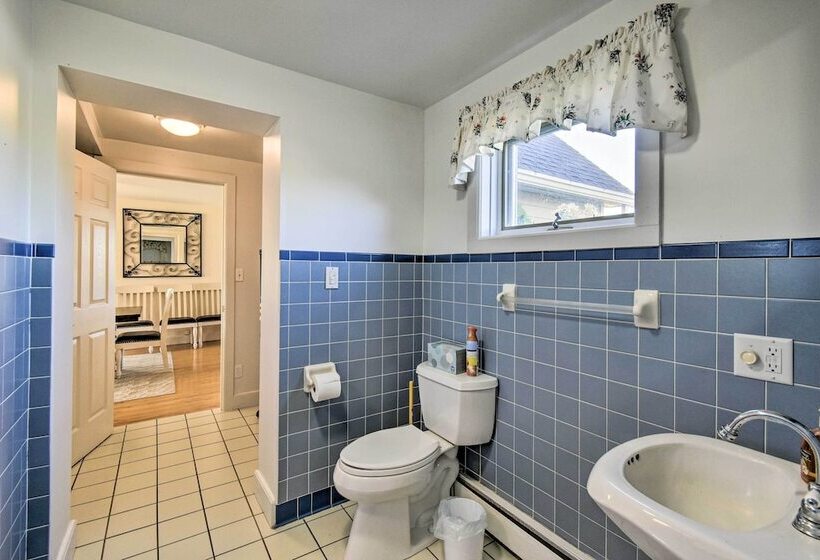 Algoma Lake Retreat W/ Bbq Grill, Yard & Fire Pit!