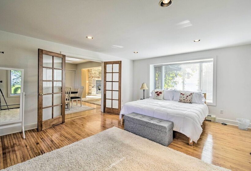 Algoma Lake Retreat W/ Bbq Grill, Yard & Fire Pit!