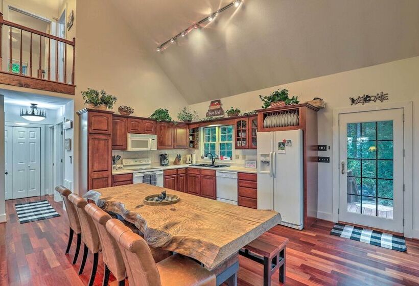 Tranquil Hendersonville Cabin W/ Mountain Views!