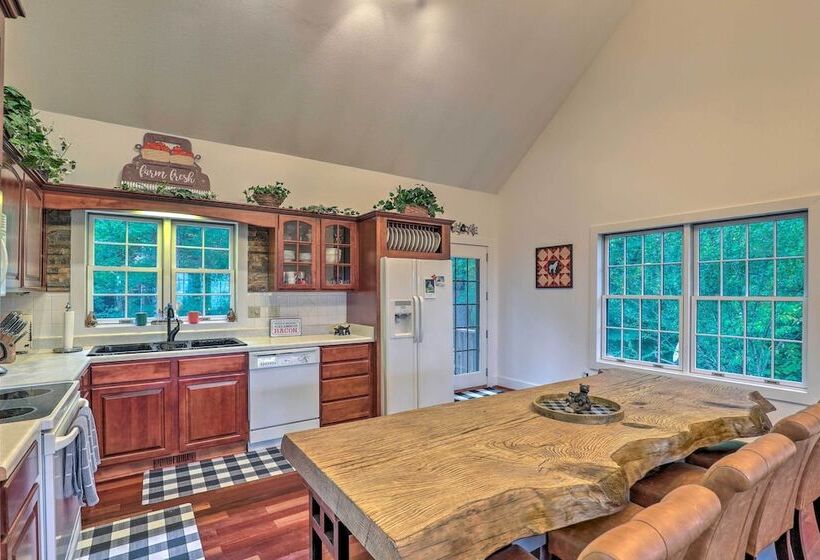 Tranquil Hendersonville Cabin W/ Mountain Views!