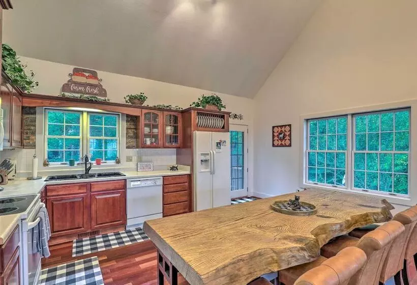 Tranquil Hendersonville Cabin W/ Mountain Views!