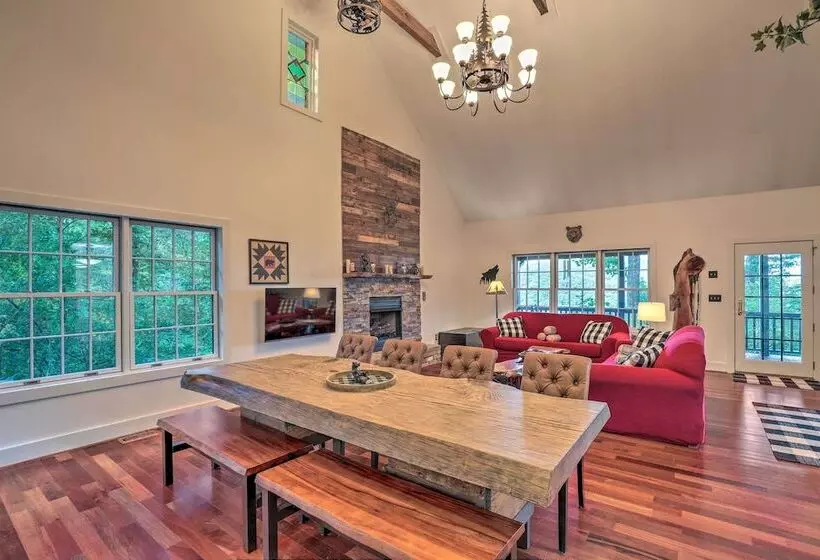 Tranquil Hendersonville Cabin W/ Mountain Views!