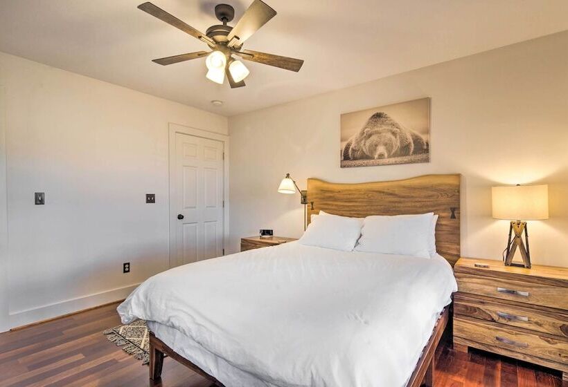 Tranquil Hendersonville Cabin W/ Mountain Views!