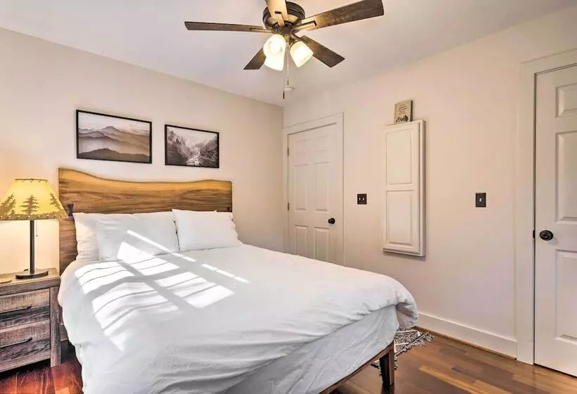 Tranquil Hendersonville Cabin W/ Mountain Views!