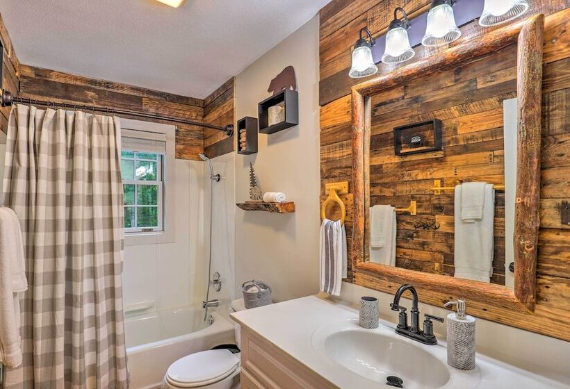 Tranquil Hendersonville Cabin W/ Mountain Views!