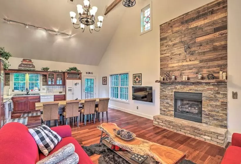 Tranquil Hendersonville Cabin W/ Mountain Views!