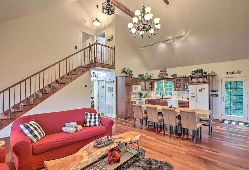 Tranquil Hendersonville Cabin W/ Mountain Views!