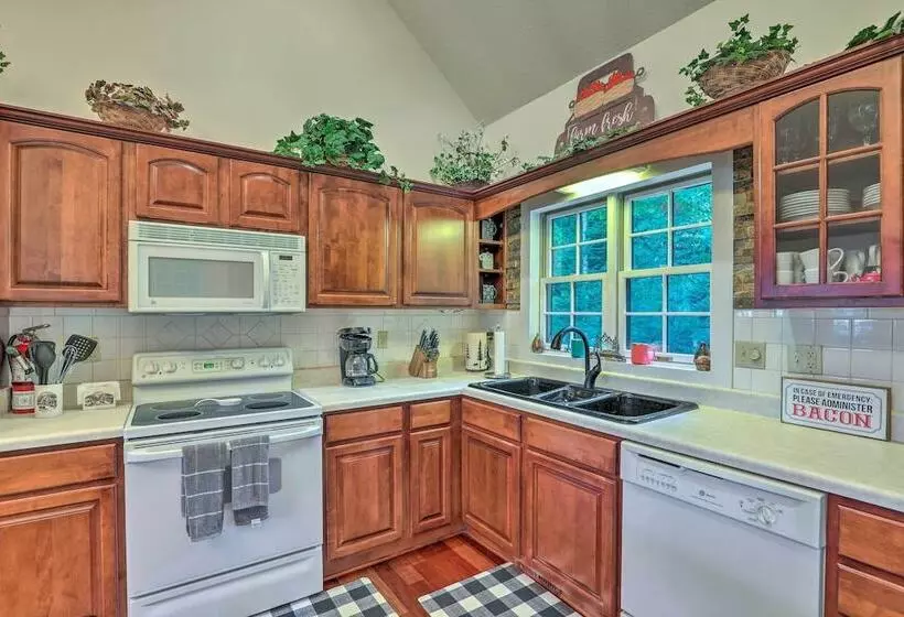 Tranquil Hendersonville Cabin W/ Mountain Views!