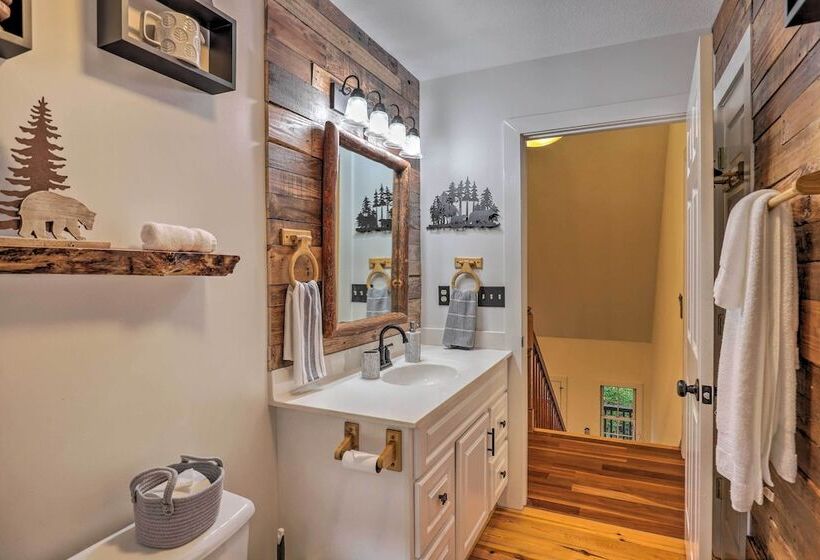 Tranquil Hendersonville Cabin W/ Mountain Views!