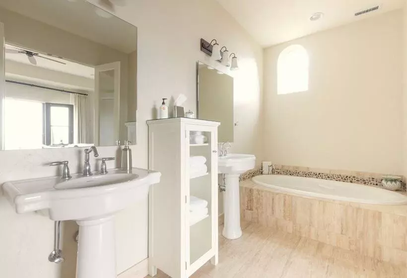 Aamiaismajoitus (B&B) Black Walnut Inn & Vineyard